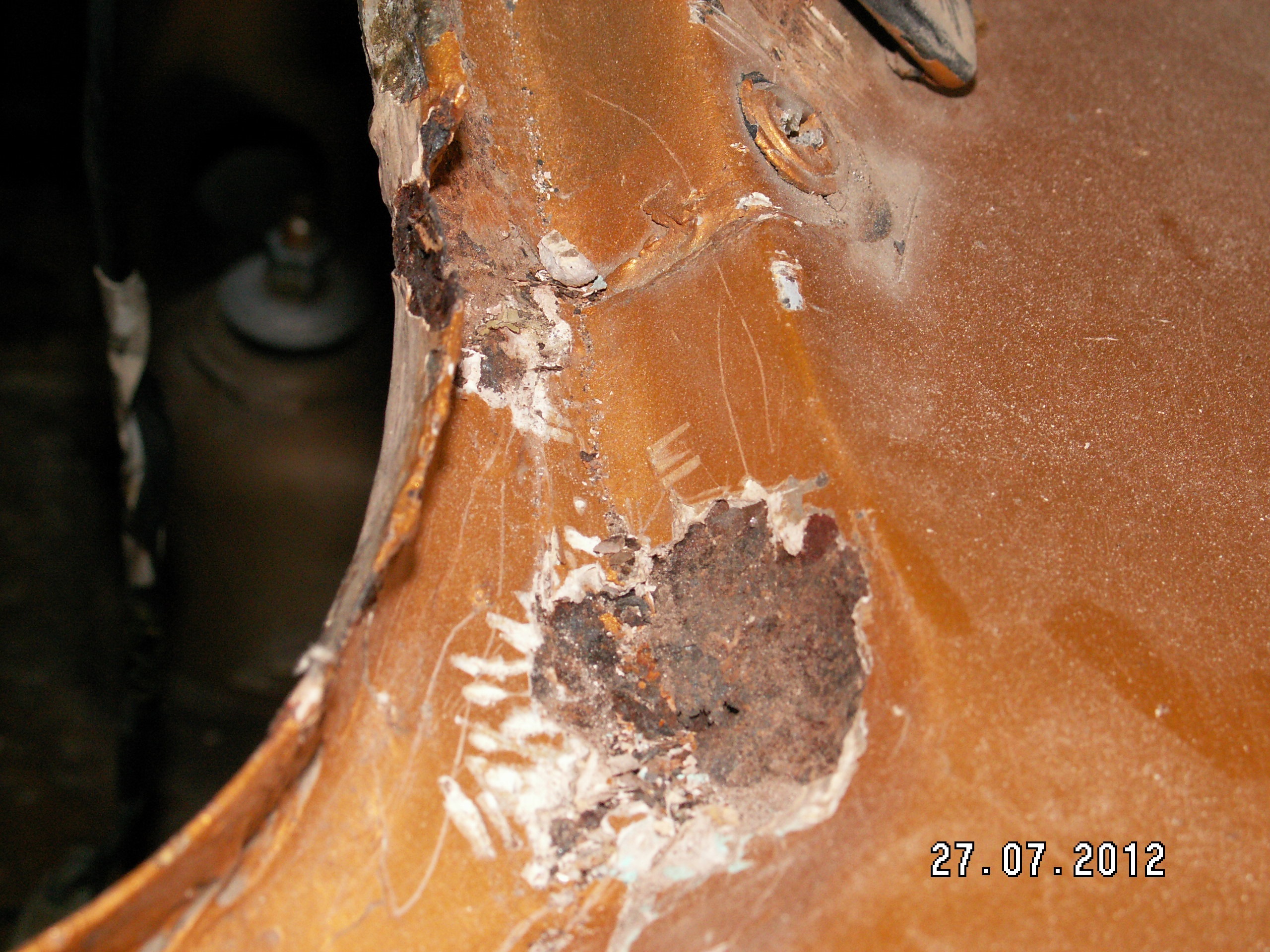 After rear window removal and some paint removal - what a surprise! Rust underneath the window and in the basis of the rear right column