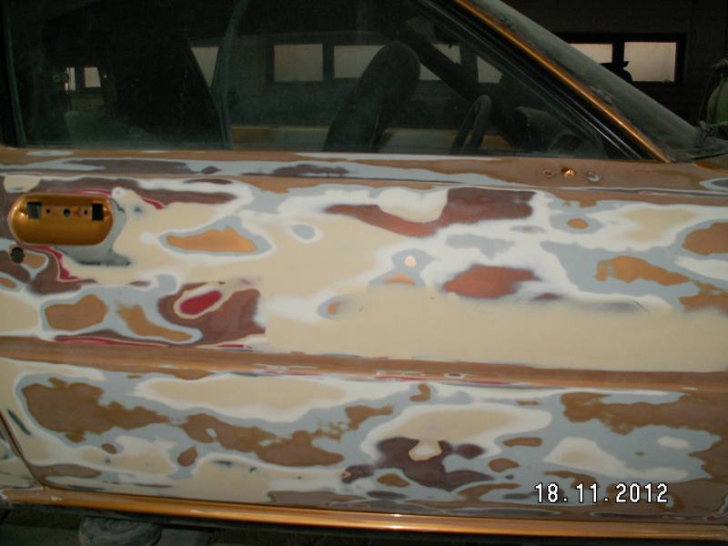 Passengers door ( the right one - we are in Greece remember?) revealed. At some stage of its life was red! (obviously obtained from another RX-7 SA car) The original one rests in peace (or in rust should I say?)